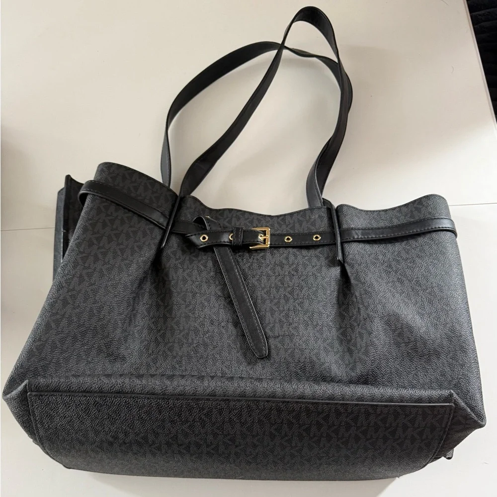 Michael Kors Emilia Large East West Bucket Tote Bag - Picture 4 of 9